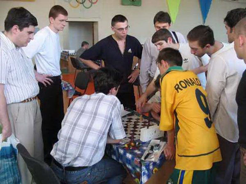 GMs and IMs analyze an interesting position at the Glassy Stream 2004 chess tournament.